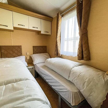 Lovely Caravan By The Beach In Pakefield, Suffolk Ref 68007Cl โลเวสทอฟต์ ภายนอก รูปภาพ